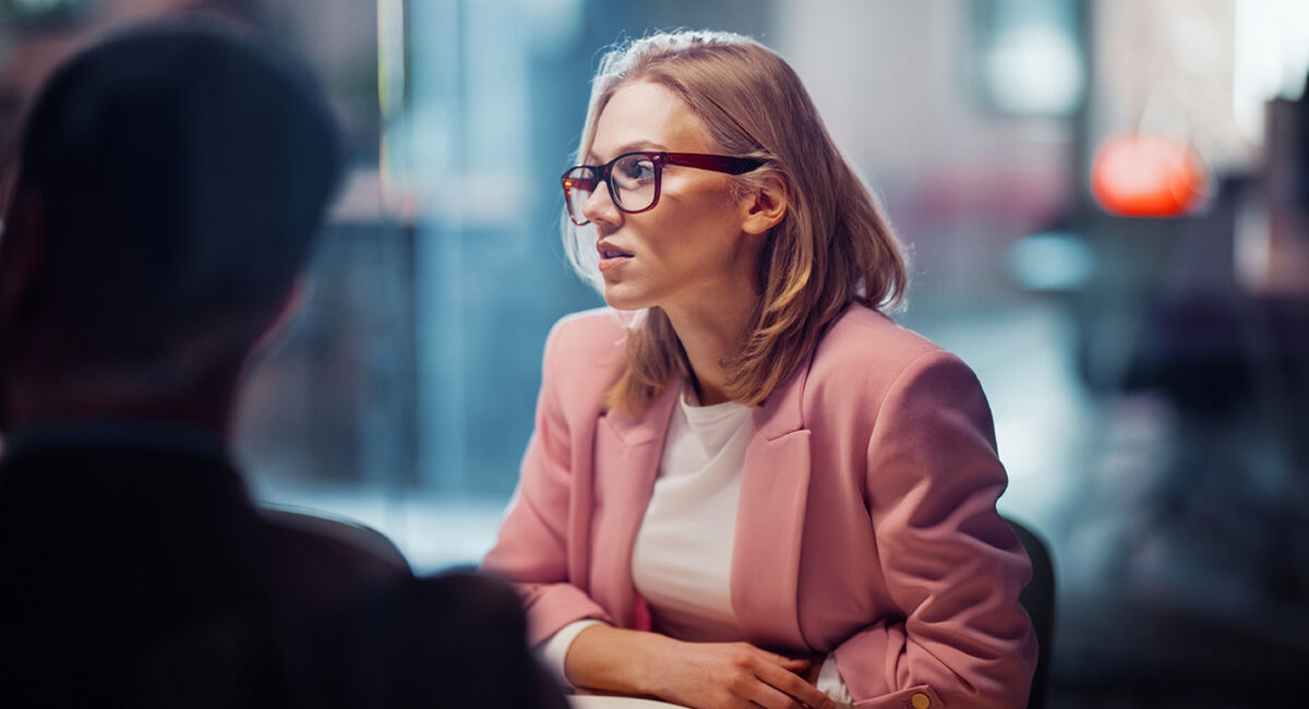Presise ledere skiller mellom det som faktisk skjer, og det de selv legger til i tolkningen. (Foto: iStock)