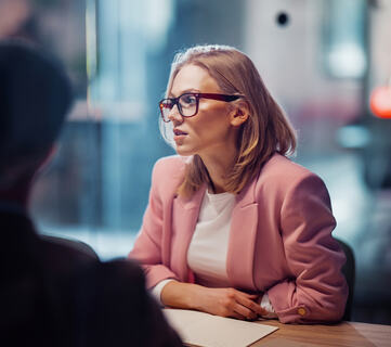 Presise ledere skiller mellom det som faktisk skjer, og det de selv legger til i tolkningen. (Foto: iStock)