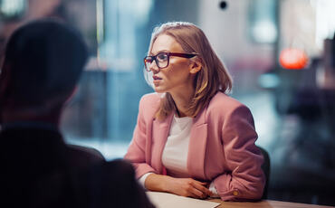 Presise ledere skiller mellom det som faktisk skjer, og det de selv legger til i tolkningen. (Foto: iStock)