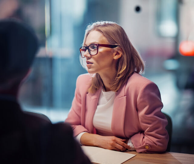 Presise ledere skiller mellom det som faktisk skjer, og det de selv legger til i tolkningen. (Foto: iStock)