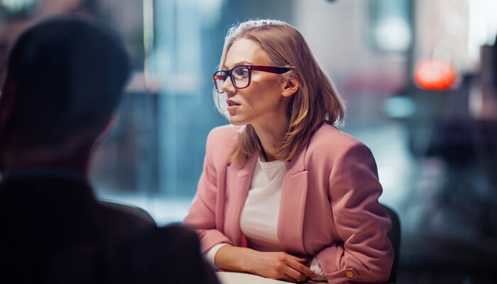 Presise ledere skiller mellom det som faktisk skjer, og det de selv legger til i tolkningen. (Foto: iStock)