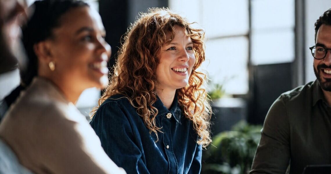 Når ledere ser og løfter de minst synlige, styrkes både samhandling, prestasjon og kultur – ofte mer enn gjennom strategi og struktur alene. (Foto: istovk.com)