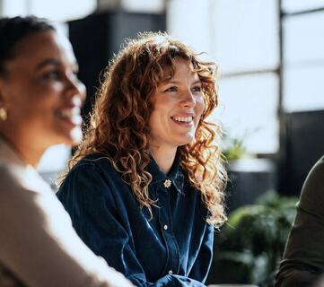 Når ledere ser og løfter de minst synlige, styrkes både samhandling, prestasjon og kultur – ofte mer enn gjennom strategi og struktur alene. (Foto: istovk.com)