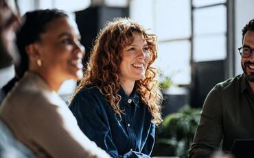 Når ledere ser og løfter de minst synlige, styrkes både samhandling, prestasjon og kultur – ofte mer enn gjennom strategi og struktur alene. (Foto: istovk.com)