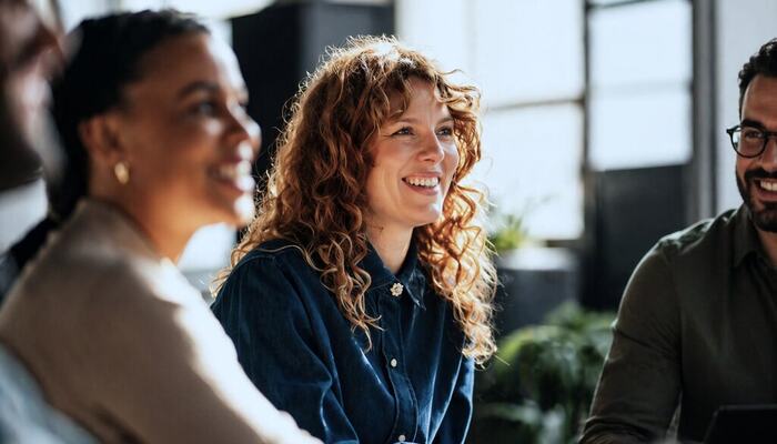 Når ledere ser og løfter de minst synlige, styrkes både samhandling, prestasjon og kultur – ofte mer enn gjennom strategi og struktur alene. (Foto: istovk.com)