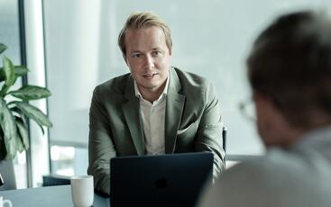 Thomas Vikstø: Eierskap skapes ikke gjennom oppgaver, det skapes når ledere faktisk gir fra seg kontrollen. Thomas Vikstø: Eierskap skapes ikke gjennom oppgaver, det skapes når ledere faktisk gir fra seg kontrollen.