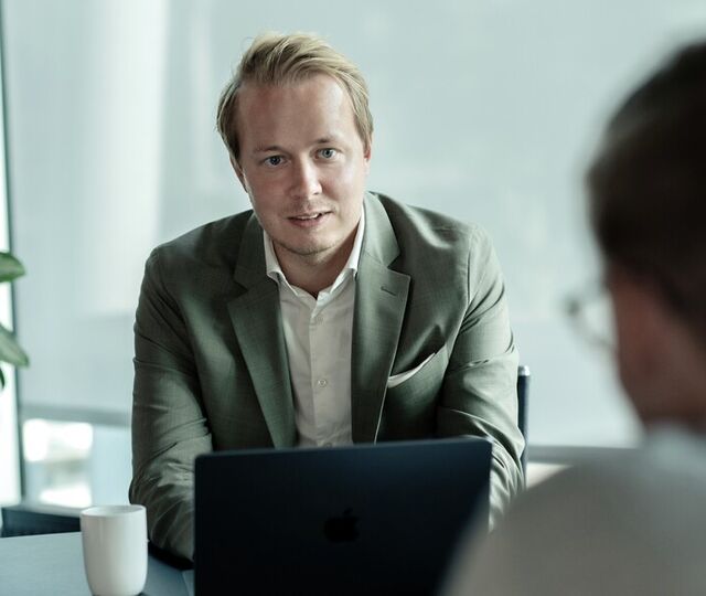 Thomas Vikstø: Eierskap skapes ikke gjennom oppgaver, det skapes når ledere faktisk gir fra seg kontrollen. Thomas Vikstø: Eierskap skapes ikke gjennom oppgaver, det skapes når ledere faktisk gir fra seg kontrollen.