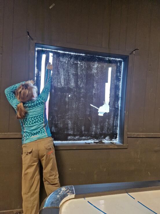 På bilde: Bruker av klubben er med på å gjøre klart til reåpning av BUK. Foto: Lene Esbensen