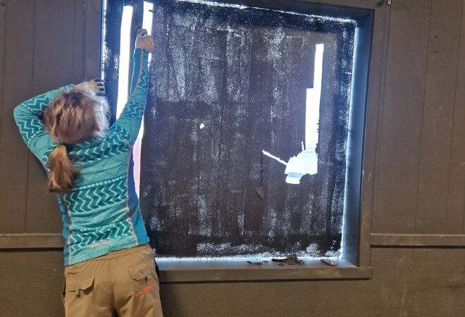 På bilde: Bruker av klubben er med på å gjøre klart til reåpning av BUK. Foto: Lene Esbensen