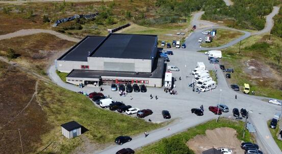 På bilde: Idrettshallen. Foto : GN (dronebilde)
