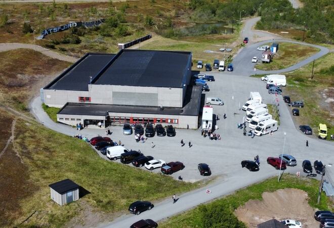 På bilde: Idrettshallen. Foto : GN (dronebilde)