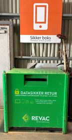 Bilde av grønn metallbeholder med smal sprekk for levering av brukt elektronikk med sensitiv info