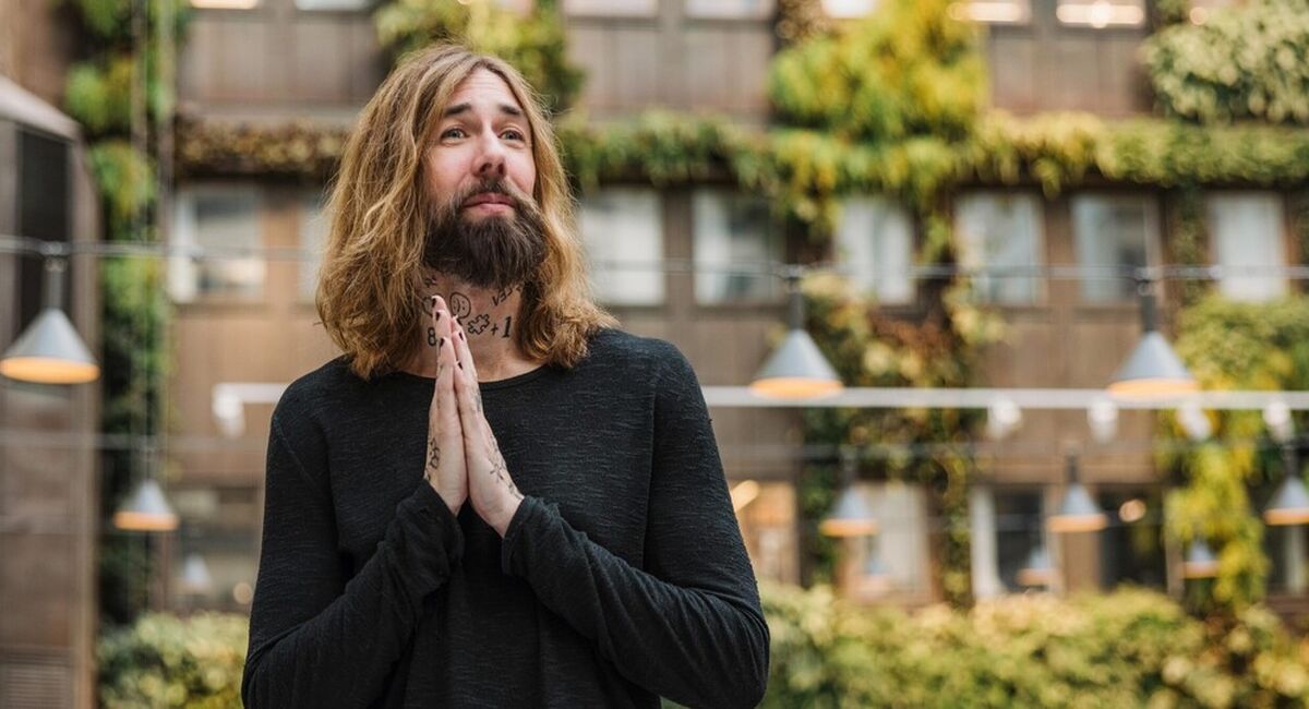 Micael Dahlen mener opplevelsen av mening og tilhørighet ikke er et trivselstiltak, men en avgjørende driver for prestasjon, lojalitet og resultater. ( foto: Juliana Wolf Garcindo)