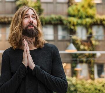 Micael Dahlen mener opplevelsen av mening og tilhørighet ikke er et trivselstiltak, men en avgjørende driver for prestasjon, lojalitet og resultater. ( foto: Juliana Wolf Garcindo)