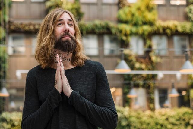 Micael Dahlen mener opplevelsen av mening og tilhørighet ikke er et trivselstiltak, men en avgjørende driver for prestasjon, lojalitet og resultater. ( foto: Juliana Wolf Garcindo)