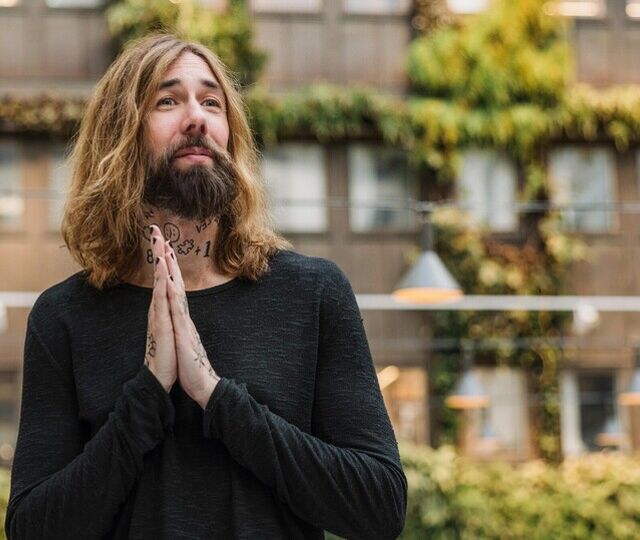 Micael Dahlen mener opplevelsen av mening og tilhørighet ikke er et trivselstiltak, men en avgjørende driver for prestasjon, lojalitet og resultater. ( foto: Juliana Wolf Garcindo)