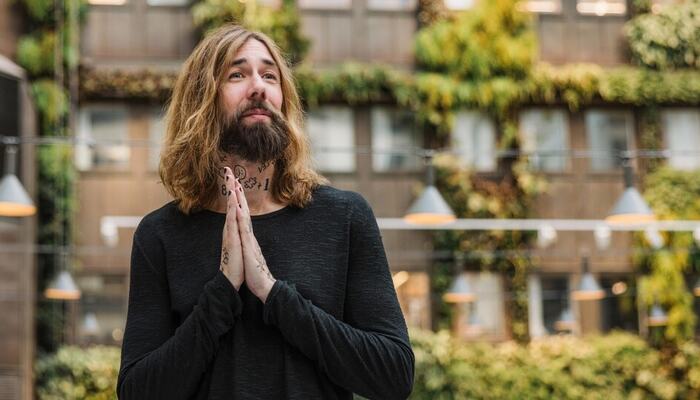 Micael Dahlen mener opplevelsen av mening og tilhørighet ikke er et trivselstiltak, men en avgjørende driver for prestasjon, lojalitet og resultater. ( foto: Juliana Wolf Garcindo)