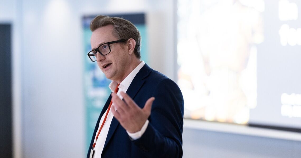 Morten Goodwin mener den største risikoen med Agentic AI ikke er teknologien i seg selv, men ledere som mangler tydelige rammer for hva systemene faktisk får lov til å gjøre.  (Foto: Anders Fehn)