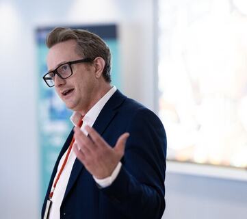 Morten Goodwin mener den største risikoen med Agentic AI ikke er teknologien i seg selv, men ledere som mangler tydelige rammer for hva systemene faktisk får lov til å gjøre.  (Foto: Anders Fehn)