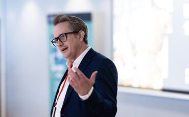Morten Goodwin mener den største risikoen med Agentic AI ikke er teknologien i seg selv, men ledere som mangler tydelige rammer for hva systemene faktisk får lov til å gjøre. (Foto: Anders Fehn) Morten Goodwin mener den største risikoen med Agentic AI ikke er teknologien i seg selv, men ledere som mangler tydelige rammer for hva systemene faktisk får lov til å gjøre. (Foto: Anders Fehn)