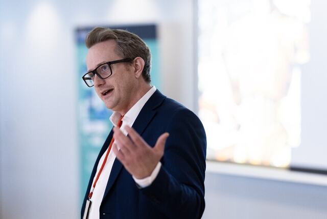 Morten Goodwin mener den største risikoen med Agentic AI ikke er teknologien i seg selv, men ledere som mangler tydelige rammer for hva systemene faktisk får lov til å gjøre. (Foto: Anders Fehn) Morten Goodwin mener den største risikoen med Agentic AI ikke er teknologien i seg selv, men ledere som mangler tydelige rammer for hva systemene faktisk får lov til å gjøre. (Foto: Anders Fehn)