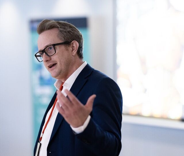 Morten Goodwin mener den største risikoen med Agentic AI ikke er teknologien i seg selv, men ledere som mangler tydelige rammer for hva systemene faktisk får lov til å gjøre.  (Foto: Anders Fehn)