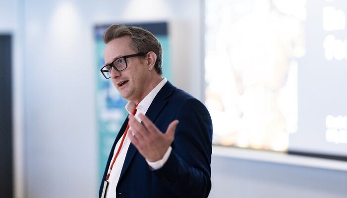 Morten Goodwin mener den største risikoen med Agentic AI ikke er teknologien i seg selv, men ledere som mangler tydelige rammer for hva systemene faktisk får lov til å gjøre.  (Foto: Anders Fehn)