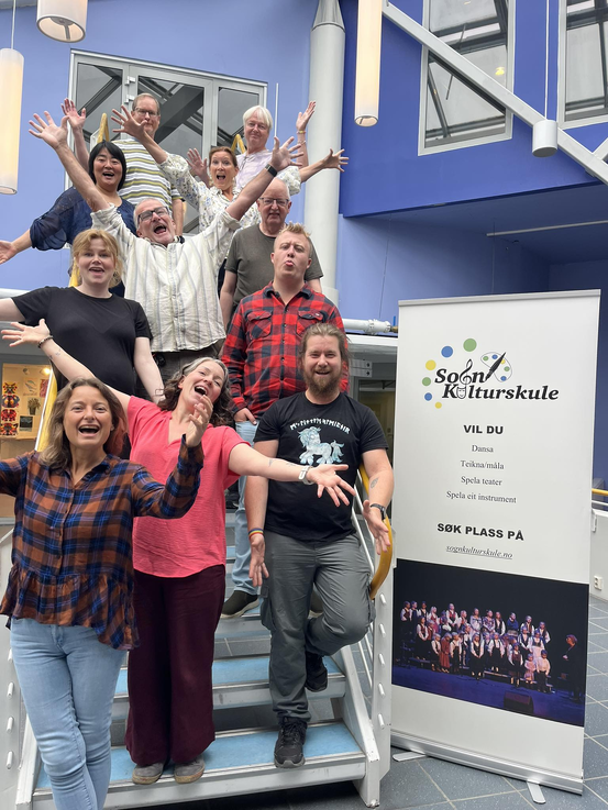 Velkommen til oss i Sogn kulturskule! Kulturskulelærar som jublar med opne armar.