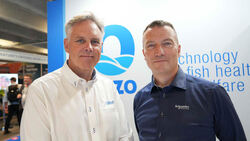 Svein Arve Tronsgård (t.v.) i OXZO og John Hjelset i Schneider Electric profilerte oksygengenerator-containeren på Aqua Nor 2025 (Foto: Schneider Electric). Gir gass på lokalproduserte oksygengeneratorer for bedre fiskevelferd og økt bærekraft