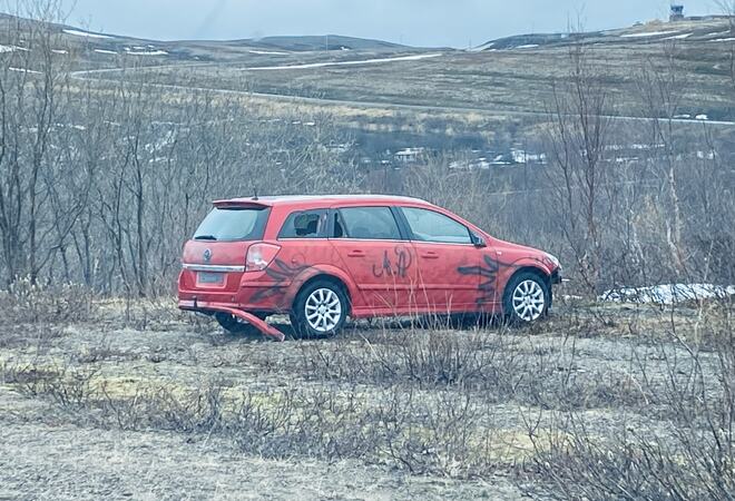 Bilde 1: En utbromma rød Opel som må fjernes fra den gamle flystripa.