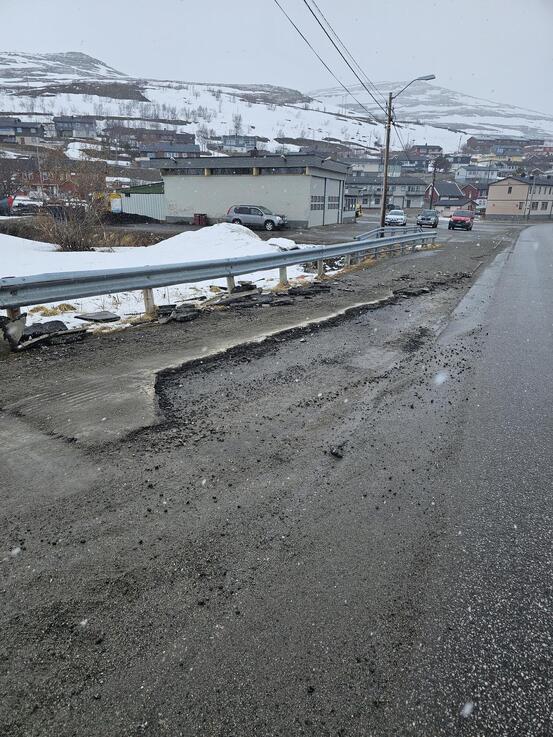 På bilde: Fortau skadet etter vintererns snøryddinger. Dette bildet er fra et fortau i Fjorveien.