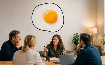 Speileggmodellen hjelper ledere og team med å skille mellom forhold de ikke kan påvirke, og handlingsrommet de faktisk har. Målet er å bruke mindre energi på frustrasjon og mer på fremdrift. Speileggmodellen hjelper ledere og team med å skille mellom forhold de ikke kan påvirke, og handlingsrommet de faktisk har. Målet er å bruke mindre energi på frustrasjon og mer på fremdrift.