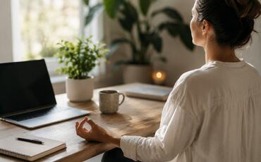 Små mikropauser gjennom arbeidsdagen kan gi bedre fokus, roligere pust og tydeligere beslutninger, uten at produktiviteten faller.