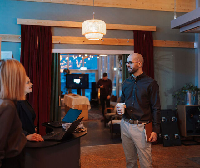 Mange ledergrupper snakker om AI som strategi, men unngår å snakke om egen usikkerhet. Resultatet er ofte at læringen blir individuell, tilfeldig og skjult – i stedet for å bli en felles kultur for utforsking, testing og utvikling. Mange ledergrupper snakker om AI som strategi, men unngår å snakke om egen usikkerhet. Resultatet er ofte at læringen blir individuell, tilfeldig og skjult – i stedet for å bli en felles kultur for utforsking, testing og utvikling.