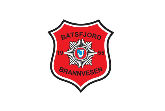 På bilde: Brann og Rednings logo. Rødt emblem med teksten Båtsfjord Brannvesen 1955