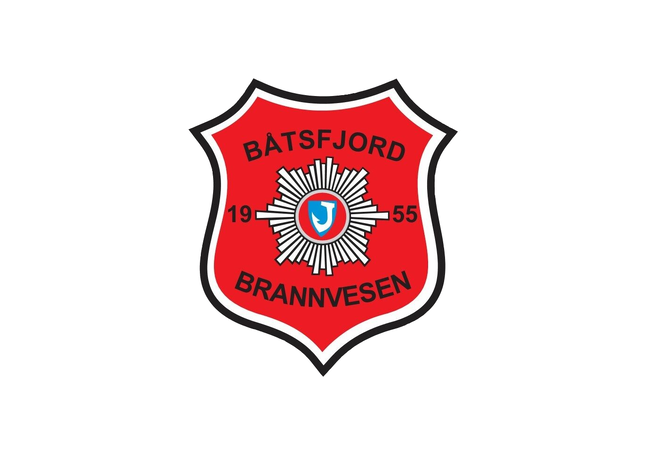 På bilde: Brann og Rednings logo. Rødt emblem med teksten Båtsfjord Brannvesen 1955 På bilde: Brann og Rednings logo. Rødt emblem med teksten Båtsfjord Brannvesen 1955