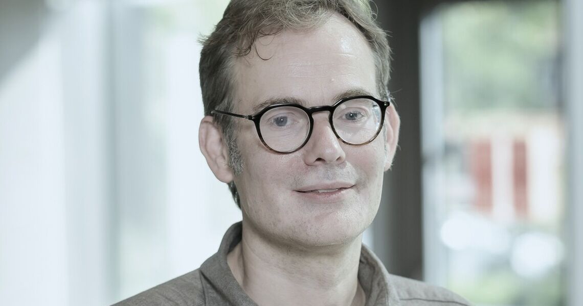 Professor Sverre Spoelstra mener ledere må være varsomme med å overlate for mye av tenkningen til AI. Teknologien kan være et kraftfullt støtteverktøy, men ansvar, dømmekraft og skjønn kan ikke outsources. (Foto: Kennet Ruona)