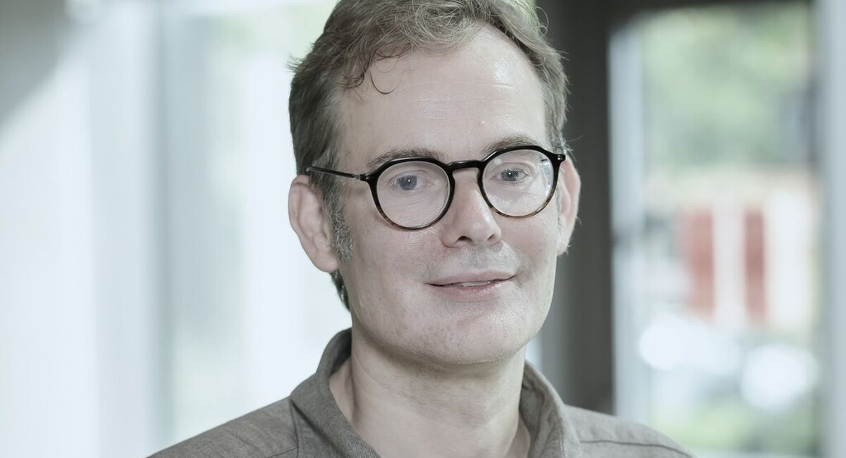 Professor Sverre Spoelstra mener ledere må være varsomme med å overlate for mye av tenkningen til AI. Teknologien kan være et kraftfullt støtteverktøy, men ansvar, dømmekraft og skjønn kan ikke outsources. (Foto: Kennet Ruona)