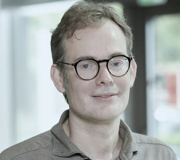 Professor Sverre Spoelstra mener ledere må være varsomme med å overlate for mye av tenkningen til AI. Teknologien kan være et kraftfullt støtteverktøy, men ansvar, dømmekraft og skjønn kan ikke outsources. (Foto: Kennet Ruona)
