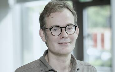 Professor Sverre Spoelstra mener ledere må være varsomme med å overlate for mye av tenkningen til AI. Teknologien kan være et kraftfullt støtteverktøy, men ansvar, dømmekraft og skjønn kan ikke outsources. (Foto: Kennet Ruona) Professor Sverre Spoelstra mener ledere må være varsomme med å overlate for mye av tenkningen til AI. Teknologien kan være et kraftfullt støtteverktøy, men ansvar, dømmekraft og skjønn kan ikke outsources. (Foto: Kennet Ruona)