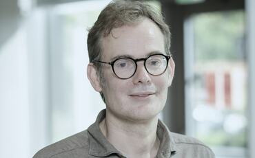 Professor Sverre Spoelstra mener ledere må være varsomme med å overlate for mye av tenkningen til AI. Teknologien kan være et kraftfullt støtteverktøy, men ansvar, dømmekraft og skjønn kan ikke outsources. (Foto: Kennet Ruona) Professor Sverre Spoelstra mener ledere må være varsomme med å overlate for mye av tenkningen til AI. Teknologien kan være et kraftfullt støtteverktøy, men ansvar, dømmekraft og skjønn kan ikke outsources. (Foto: Kennet Ruona)
