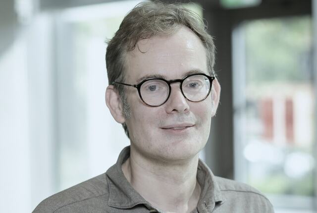 Professor Sverre Spoelstra mener ledere må være varsomme med å overlate for mye av tenkningen til AI. Teknologien kan være et kraftfullt støtteverktøy, men ansvar, dømmekraft og skjønn kan ikke outsources. (Foto: Kennet Ruona)