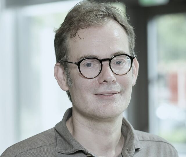 Professor Sverre Spoelstra mener ledere må være varsomme med å overlate for mye av tenkningen til AI. Teknologien kan være et kraftfullt støtteverktøy, men ansvar, dømmekraft og skjønn kan ikke outsources. (Foto: Kennet Ruona) Professor Sverre Spoelstra mener ledere må være varsomme med å overlate for mye av tenkningen til AI. Teknologien kan være et kraftfullt støtteverktøy, men ansvar, dømmekraft og skjønn kan ikke outsources. (Foto: Kennet Ruona)