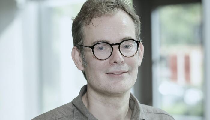 Professor Sverre Spoelstra mener ledere må være varsomme med å overlate for mye av tenkningen til AI. Teknologien kan være et kraftfullt støtteverktøy, men ansvar, dømmekraft og skjønn kan ikke outsources. (Foto: Kennet Ruona)