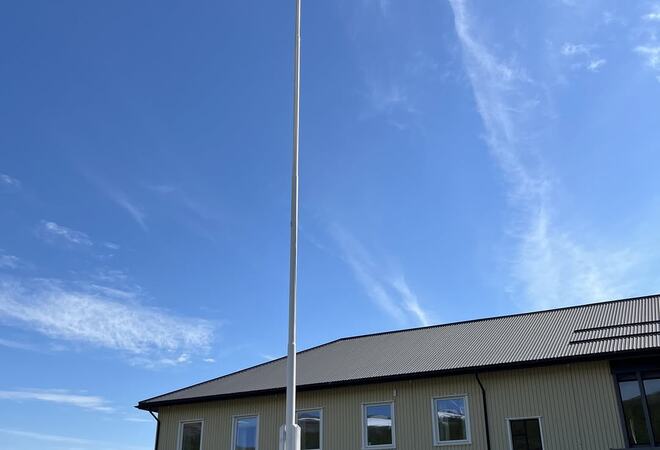 Prideflagg fjernet fra flaggstanga utenfor Båtsfjor Rådhus.