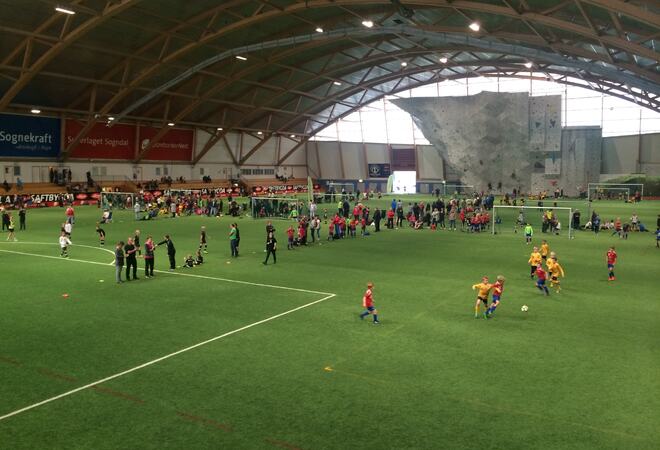 Bilete av fleire fotballbaner med ungar som spelar turnering.