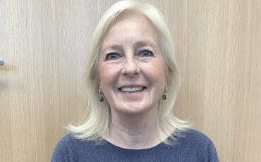 Inger Lill Solberg, fagleder for arbeidsmiljø og sykefravær i Hemsedal kommune, viser hvordan systematisk ledelse og sterk relasjonsbygging kan halvere sykefraværet.