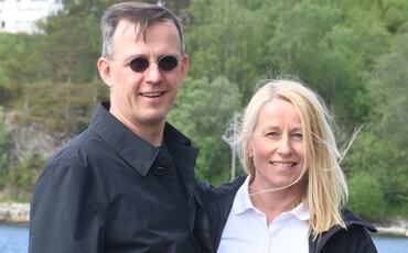 Marianne Synnes Emblemsvåg og Jan Emblemsvåg ved NTNU i Ålesund forsker på ledelse, organisasjoner og risikohåndtering. Foto: Privat.