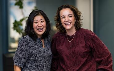 Benedicte Fjellanger (venstre) og Marte Ødegaard i Team Agile mener forskjellen mellom gode og dårlige møter ofte handler om én ting: evnen til å fasilitere samtaler som skaper bedre beslutninger, tydeligere prioriteringer og sterkere eierskap. Foto: Thomas Eckhoff Benedicte Fjellanger (venstre) og Marte Ødegaard i Team Agile mener forskjellen mellom gode og dårlige møter ofte handler om én ting: evnen til å fasilitere samtaler som skaper bedre beslutninger, tydeligere prioriteringer og sterkere eierskap. Foto: Thomas Eckhoff