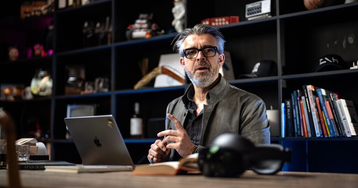 Eirik Norman Hansen mener ledere må slutte å kontrollere endring – og heller lære å bruke den aktivt. (Foto: Elisabeth Anker Jakobsen)